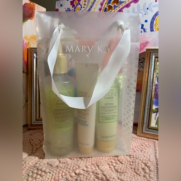 Mary Kay White Tea & Citrus Satin Hands® Pampering Set - Picture 7 of 7